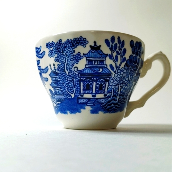 Vintage Blue Willow tea cup & saucer - Picture 3 of 8